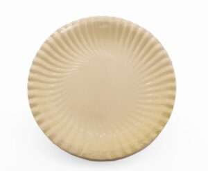 Piatto piano color crema in cartoncino 18 cm